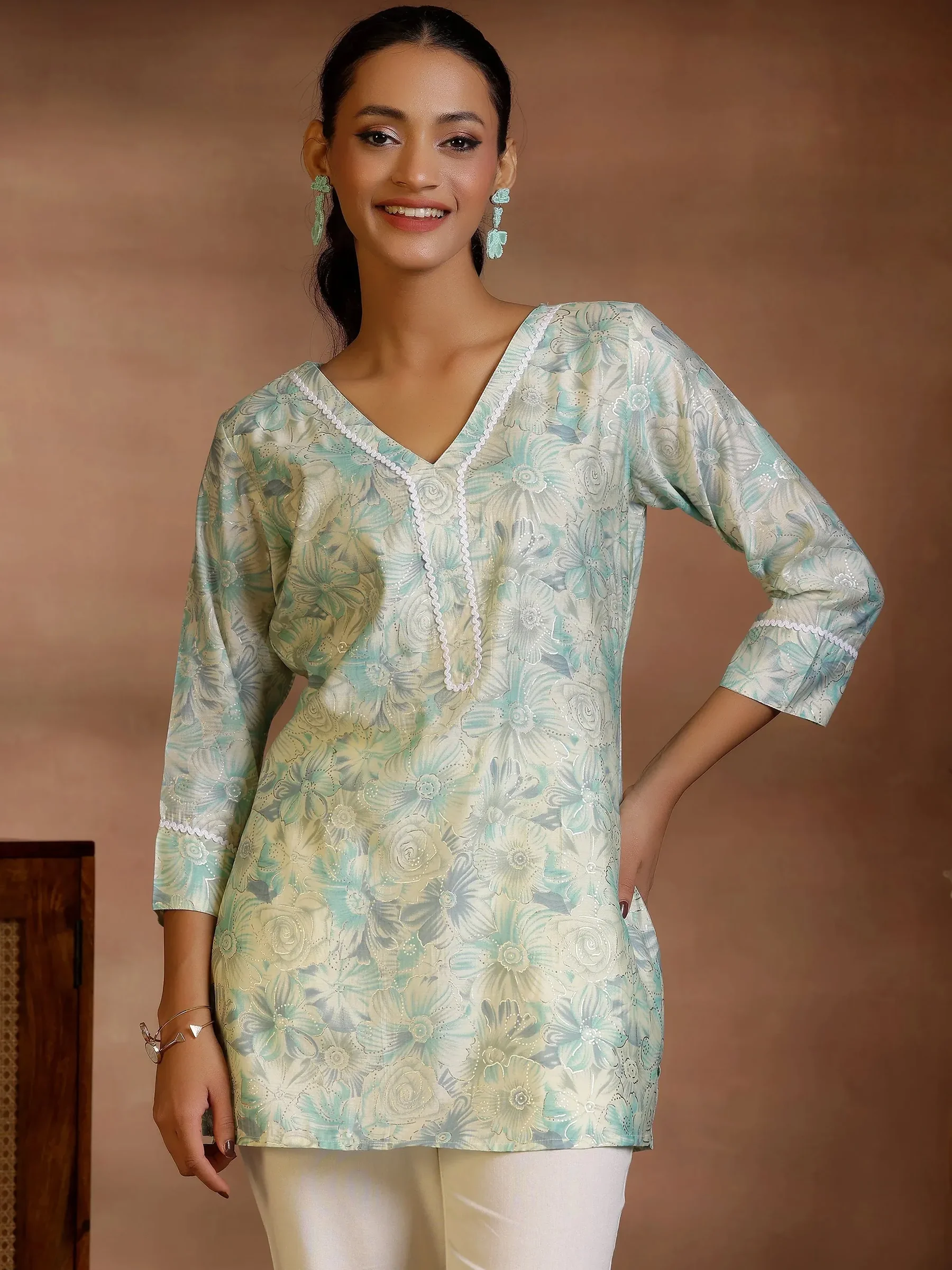 1_4f6950cc-27b2-452d-98fd-2061a27bbb20.webp Green Printed Silk Blend Straight Kurti - Image 1